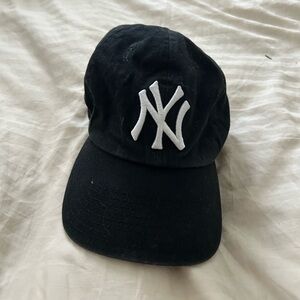 47 Brand NY Yankees Black Baseball Cap with White Embroidered Logo
